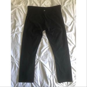 ~ Black Wunder Under Crop Leggings ~